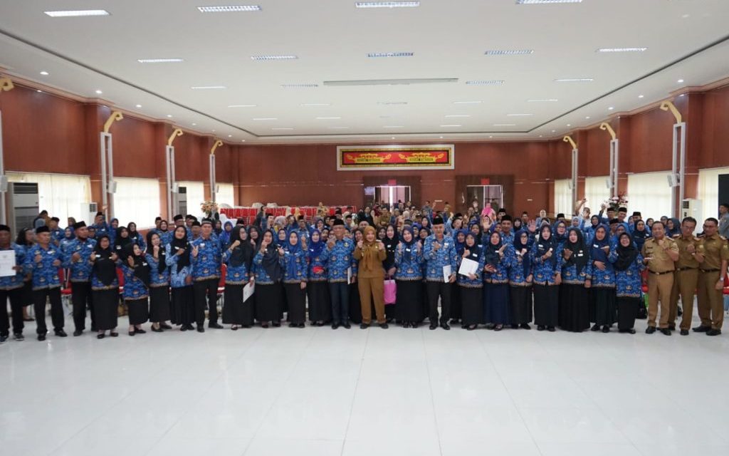 Wali Kota Bandar Lampung Hadiri Dan Serahkan SK PNS Yang Memasuki Masa Pensiun