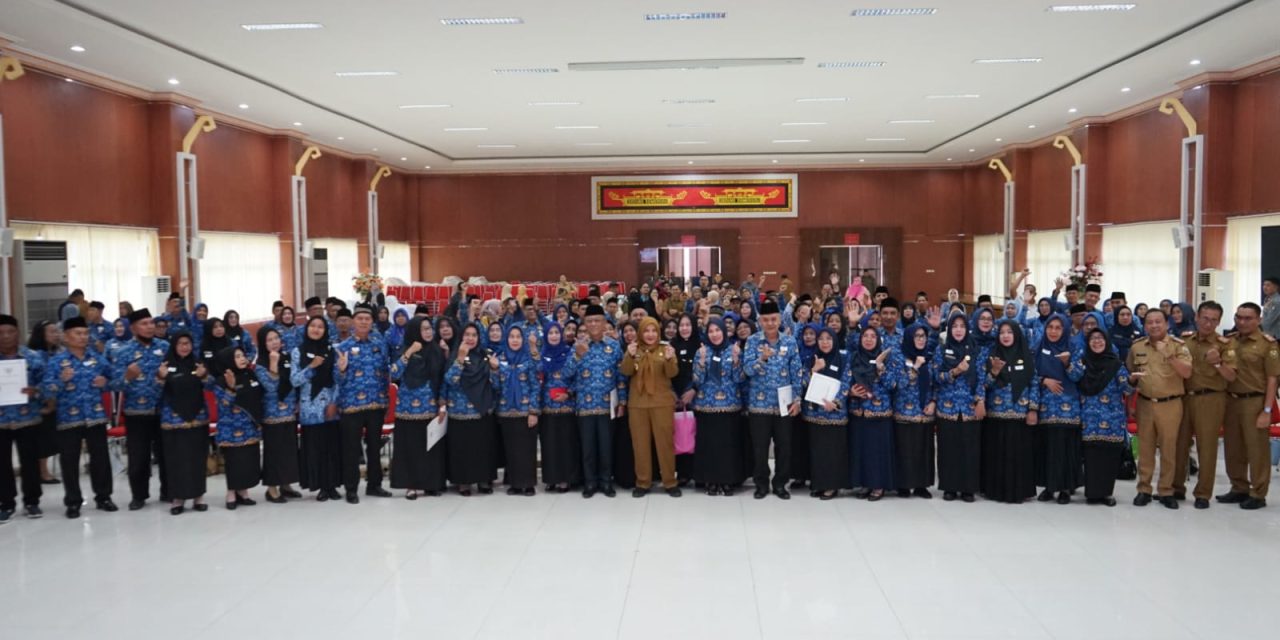 Wali Kota Bandar Lampung Hadiri Dan Serahkan SK PNS Yang Memasuki Masa Pensiun