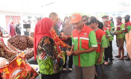 JELANG LEBARAN PEMKOT BERSAMA BAZNAS SALURKAN BERAS UNTUK PETUGAS KEBERSIHAN