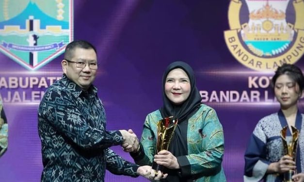Walikota Eva Dwiana Terima Anugerah Pemimpin Daerah Awards 2024