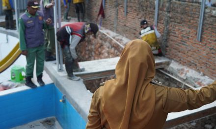 Walikota Eva Dwiana meninjau lokasi banjir di Kelurahan Campang Jaya