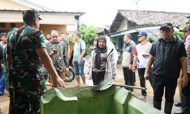 Walikota Bandar Lampung Eva Dwiana Meninjau lokasi terdampak banjir di kecamatan panjang