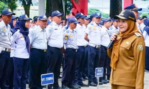 Walikota Bandar Lampung, Hj. Eva Dwiana Memberikan Arahan dan Bimbingan kepada Jajaran Pegawai Dinas Perhubungan (DisHub) Di Halaman Kantor Dinas Perhubungan Kota Bandar Lampung