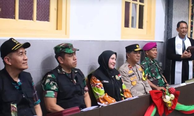 Walikota Bandar Lampung Hj. Eva Dwiana,Bbersama Jajaran Unsur Forkopimda Provinsi Lampung dan Sejumlah Pejabat Pemerintah Kota Bandar Lampung Melakukan Pemantauan ke Sejumlah Gereja Pada Malam Natal