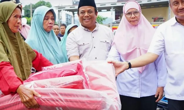 Pemerintah Kota Bandar Lampung Menyalurkan Bantuan Bagi Korban Banjir yang Terjadi Jumat lalu, Bantuan Disalurkan Melalui Camat dan Lurah
