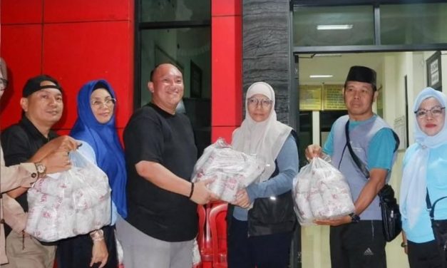 Pemerintah Kota (Pemkot) Bandar Lampung Menyalurkan Bantuan Berupa Nasi Bungkus dan Air Mineral Kepada Para Korban Banjir Yang Terjadi di Daerah Kecamatan Tanjung Senang