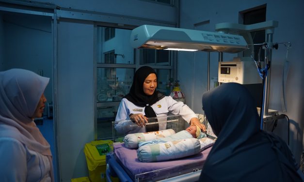 Jenguk Bayi Terlantar, Bunda Eva Doakan Tumbuh Jadi Anak yang Kuat