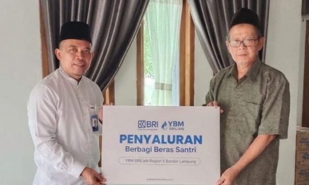 YBM BRILiaN Region 5 Bandar Lampung Salurkan Bantuan Beras untuk Santri Pondok Pesantren Darussalam Adijaya