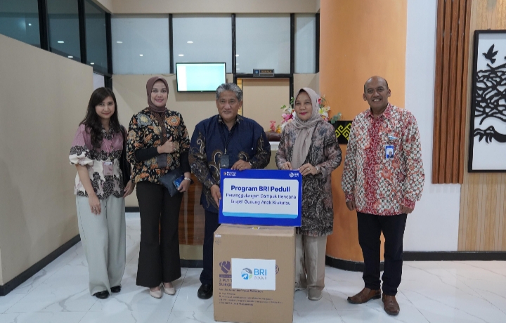 BRI Kanca Tanjung Karang Berbagi 20.000 Masker kepada Universitas Lampung untuk Antisipasi Dampak Erupsi Anak Krakatau